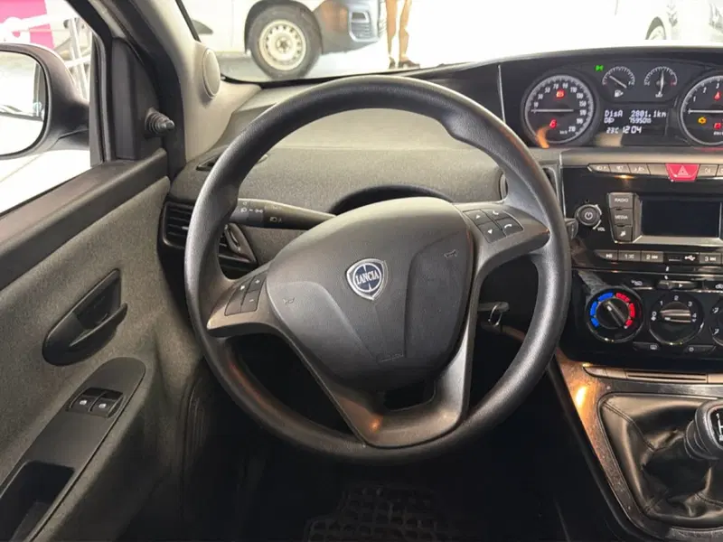 Lancia Ypsilon usata a Pisa (8)