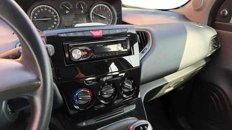 Lancia Ypsilon usata a Treviso (6)