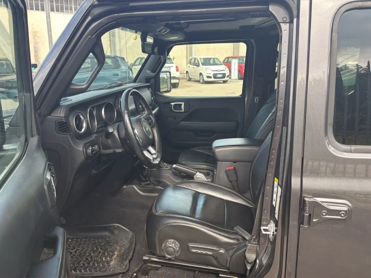 Jeep Wrangler Unlimited usata a Frosinone (17)