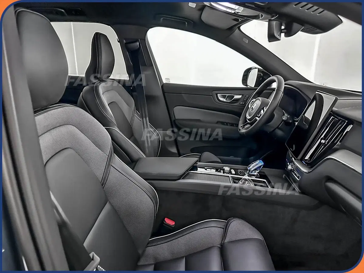 Volvo XC60 nuova a Milano (14)