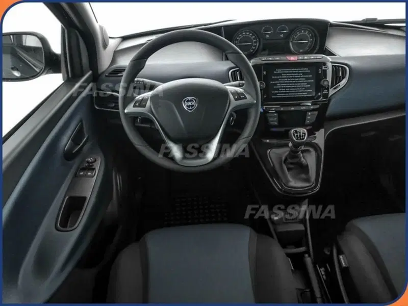 Lancia Ypsilon usata a Milano (10)