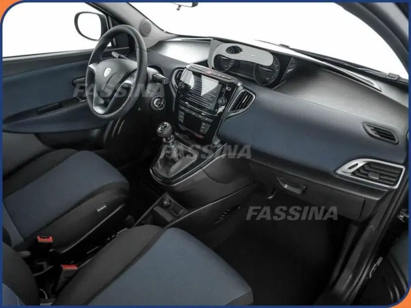 Lancia Ypsilon usata a Milano (14)