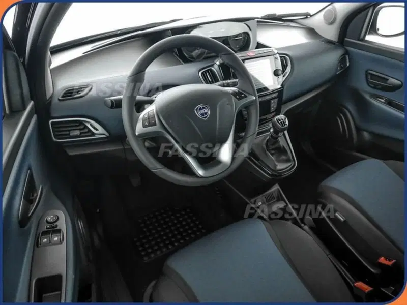 Lancia Ypsilon usata a Milano (9)