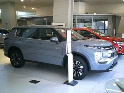 Mitsubishi Outlander 2.4 phev Inform nuova a Novara