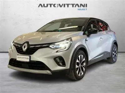 Renault Captur Plug-in Hybrid E-Tech 160 CV Techno del 2023 usata a Como