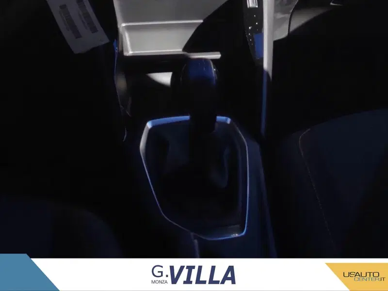Peugeot 208 nuova a Milano (10)