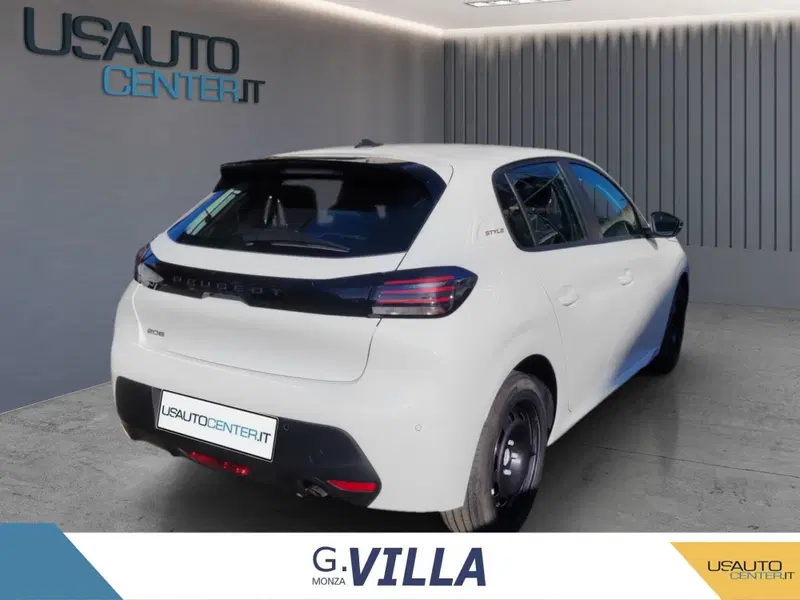 Peugeot 208 nuova a Milano (4)