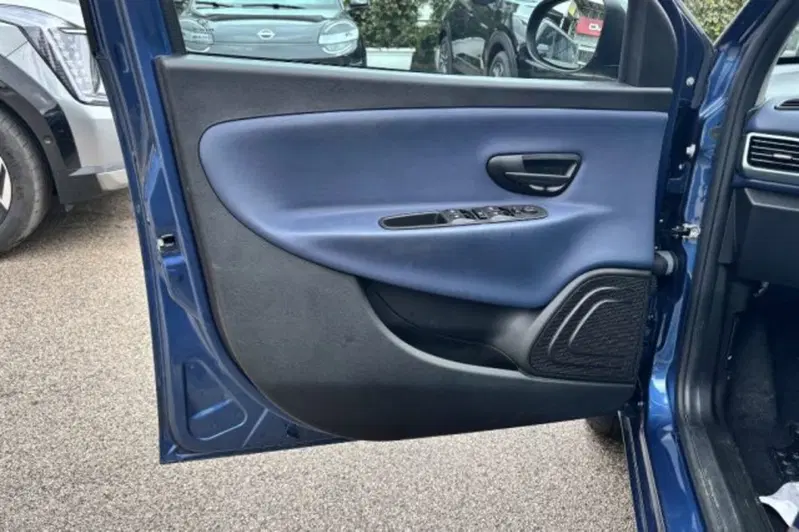 Lancia Ypsilon usata a Latina (12)
