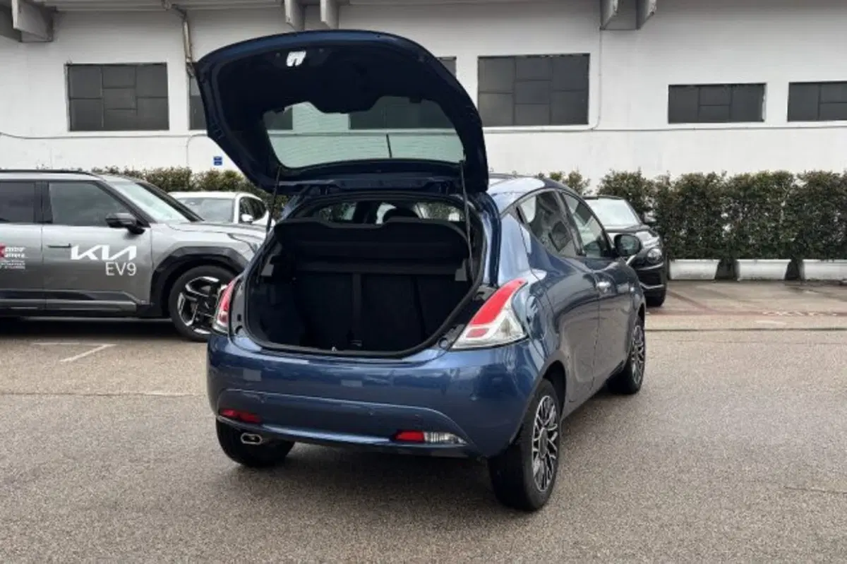 Lancia Ypsilon usata a Latina (7)