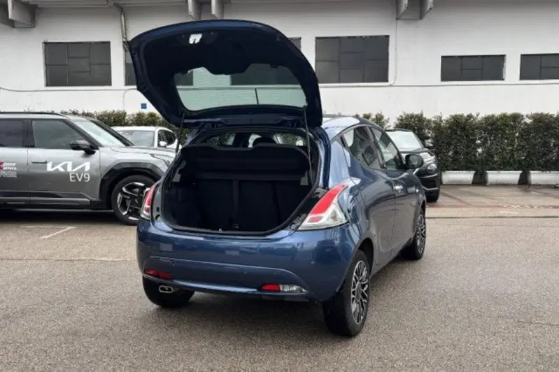 Lancia Ypsilon usata a Latina (7)