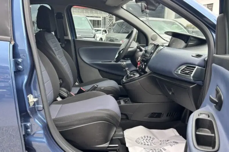 Lancia Ypsilon usata a Latina (8)