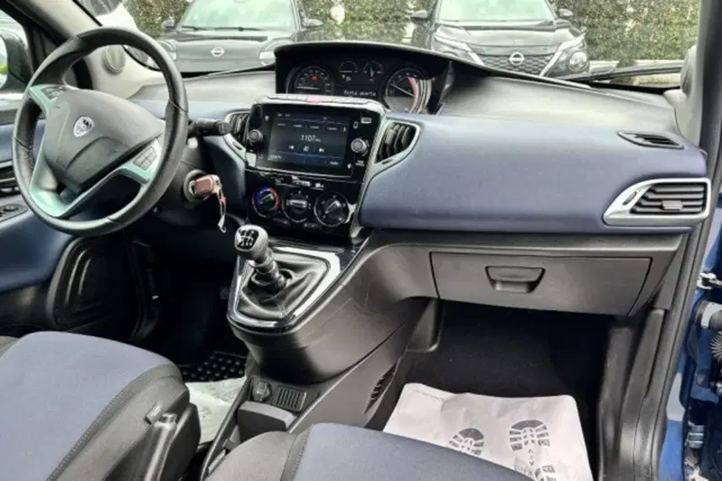 Lancia Ypsilon usata a Latina (9)