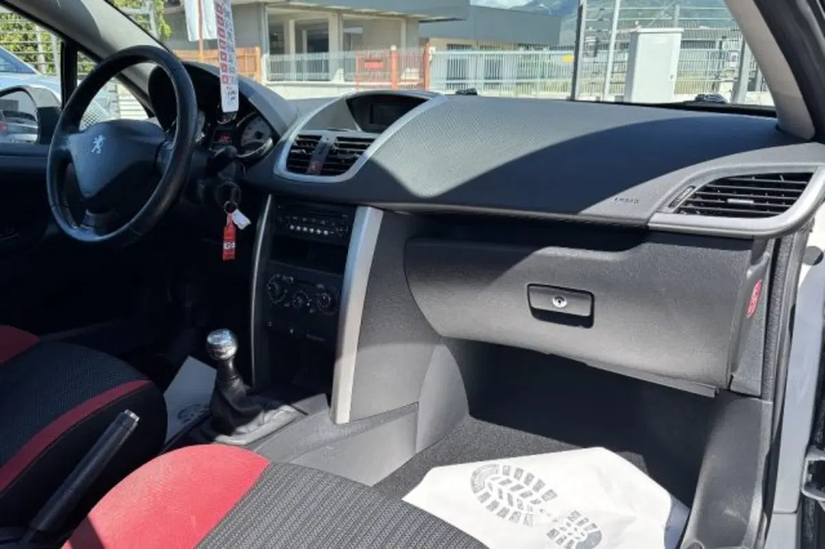 Peugeot 207 Cabrio usata a Latina (11)