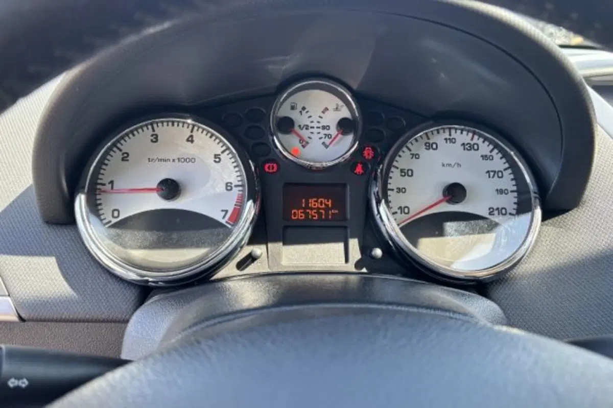 Peugeot 207 Cabrio usata a Latina (15)