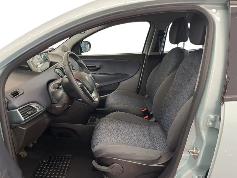 Lancia Ypsilon usata a Torino (9)