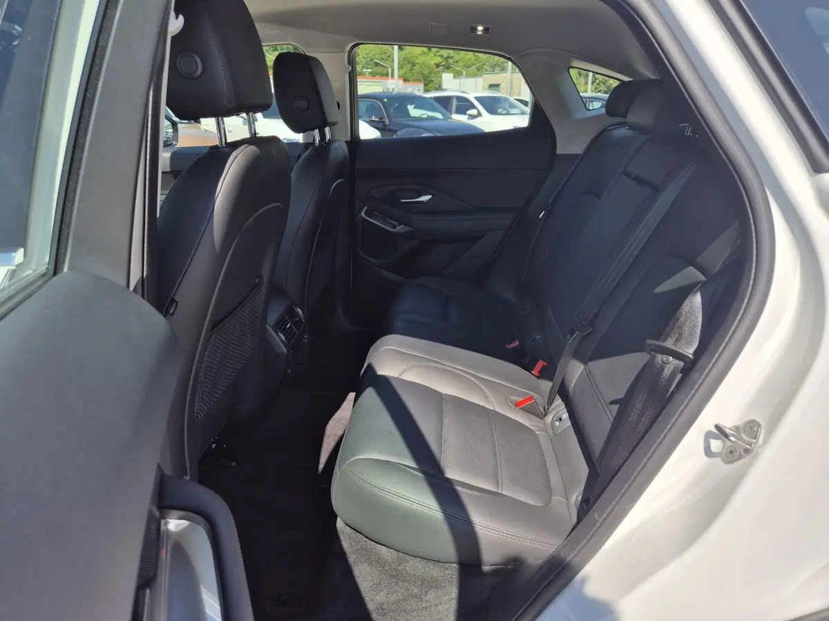 Jaguar E-Pace usata  (7)