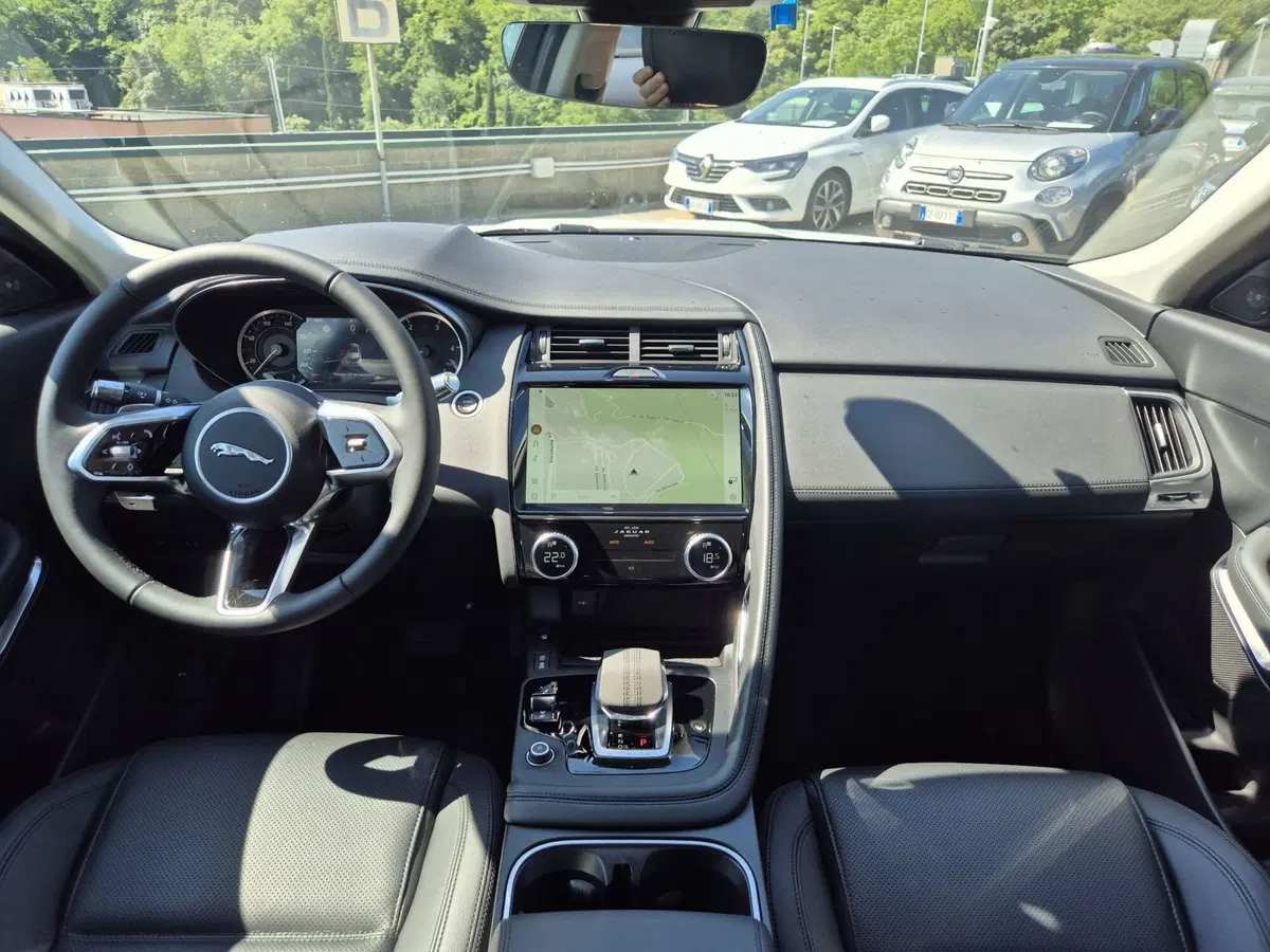 Jaguar E-Pace usata  (8)