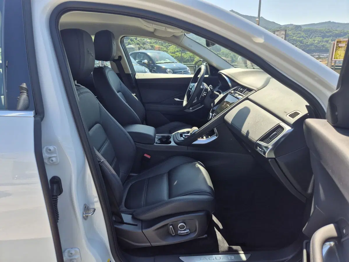 Jaguar E-Pace usata  (9)