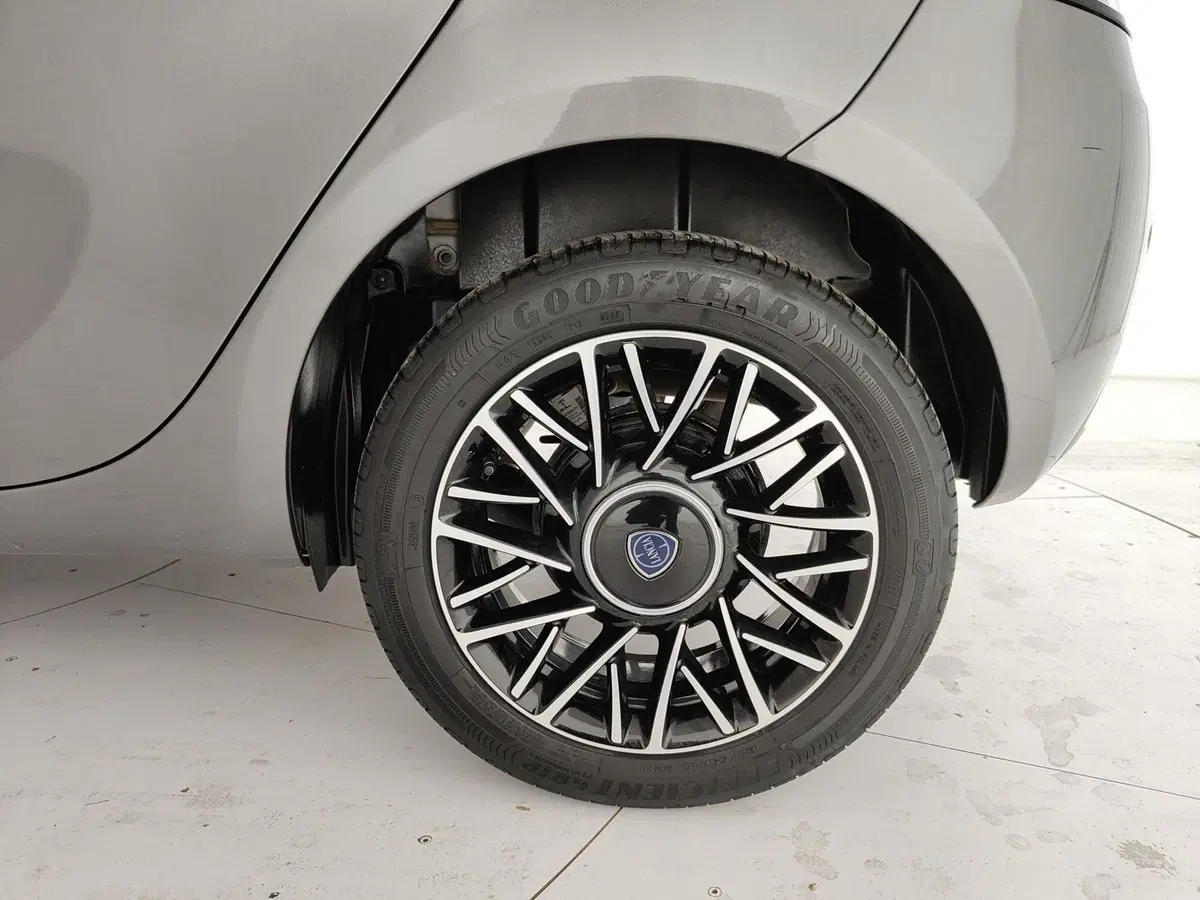 Lancia Ypsilon usata a Caserta (11)
