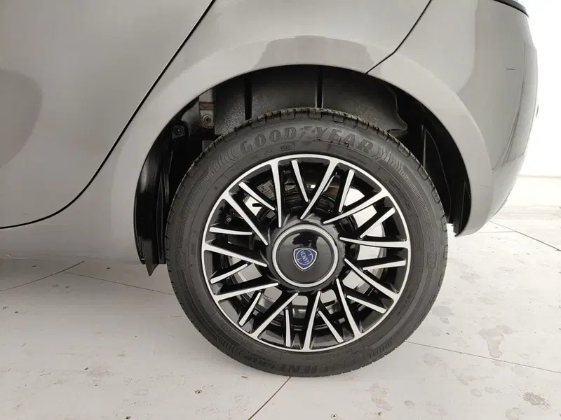 Lancia Ypsilon usata a Caserta (11)