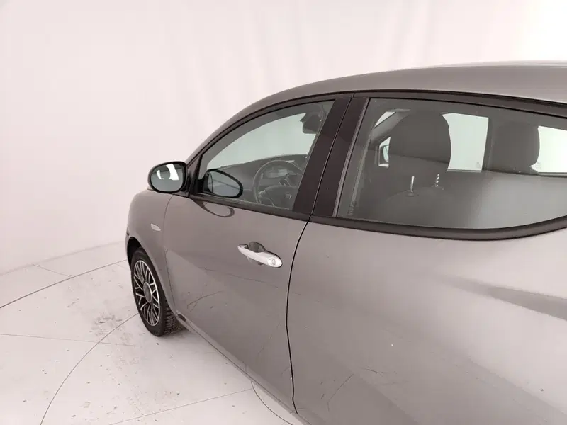Lancia Ypsilon usata a Caserta (12)