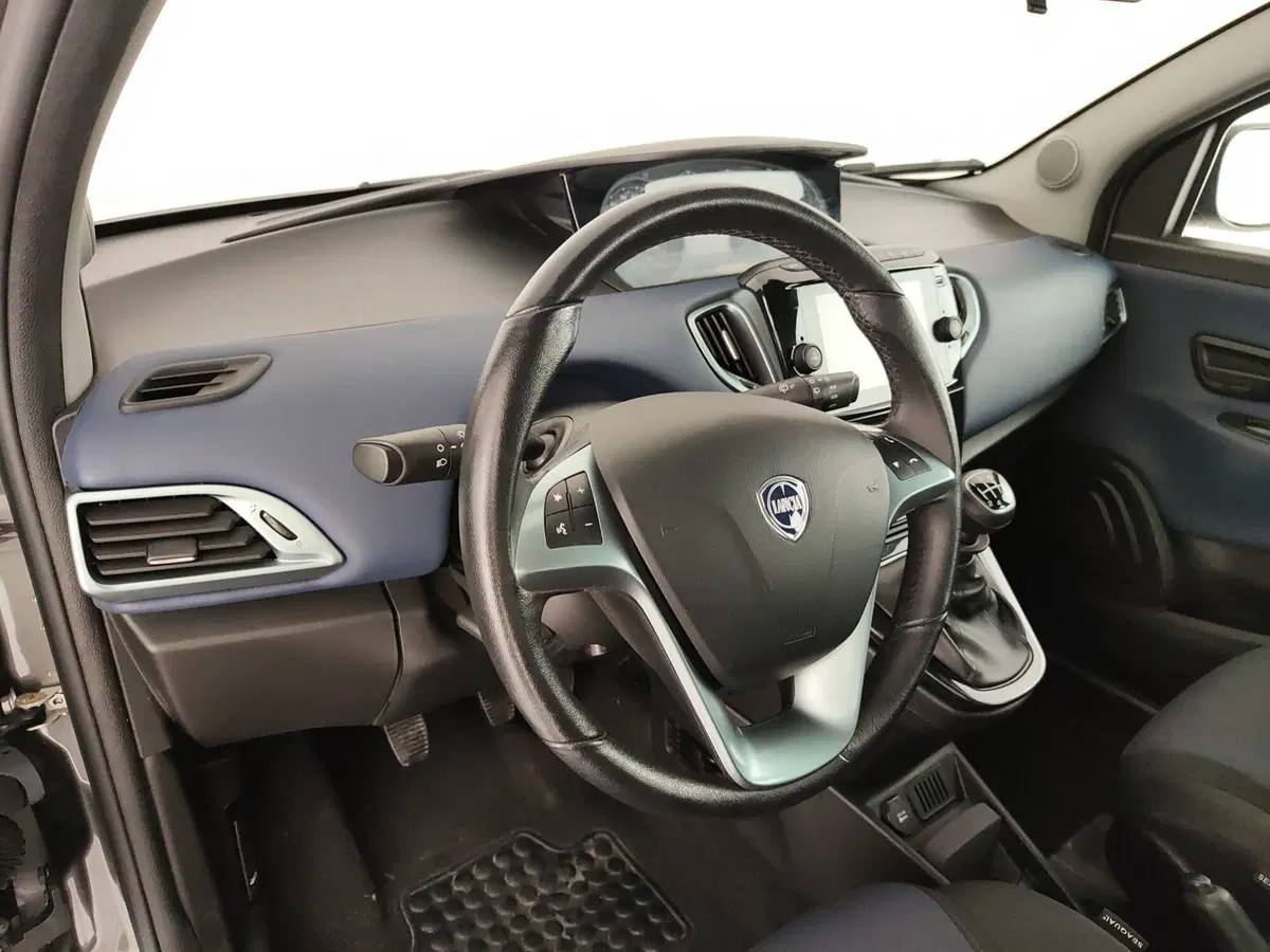 Lancia Ypsilon usata a Caserta (15)