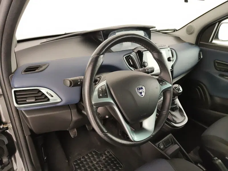 Lancia Ypsilon usata a Caserta (15)