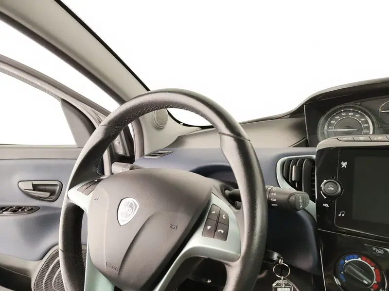 Lancia Ypsilon usata a Caserta (16)