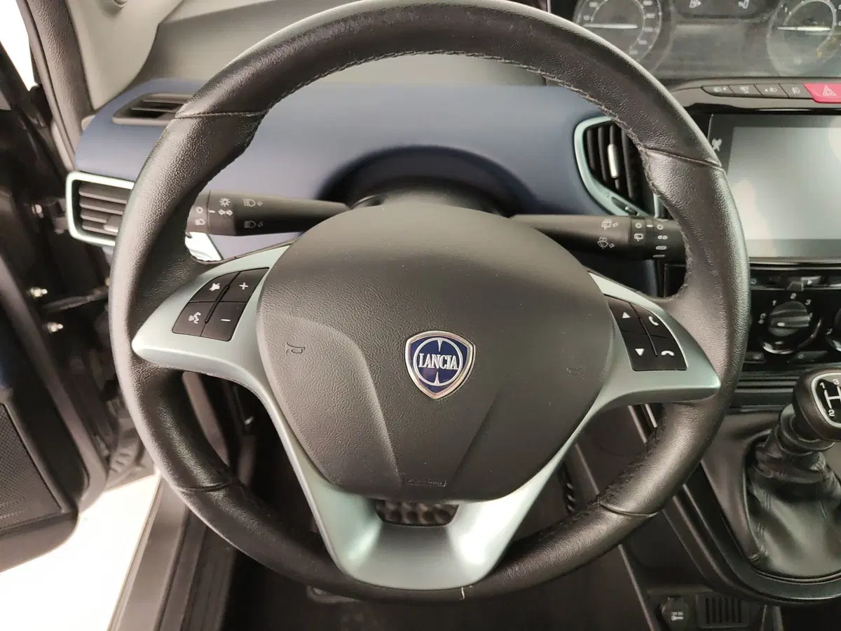 Lancia Ypsilon usata a Caserta (17)