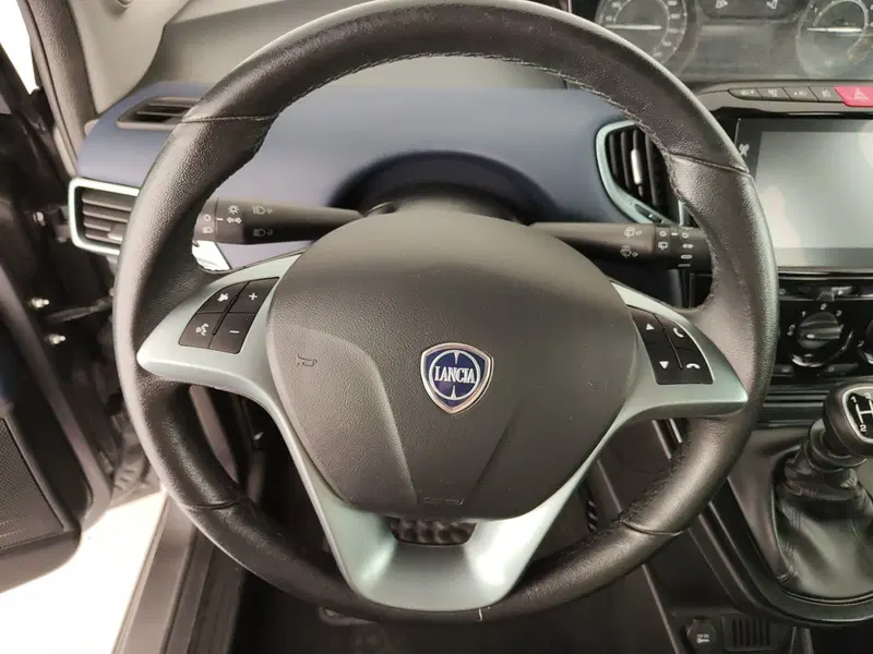 Lancia Ypsilon usata a Caserta (17)