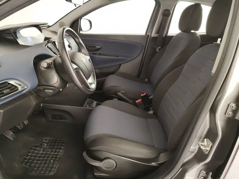 Lancia Ypsilon usata a Caserta (18)