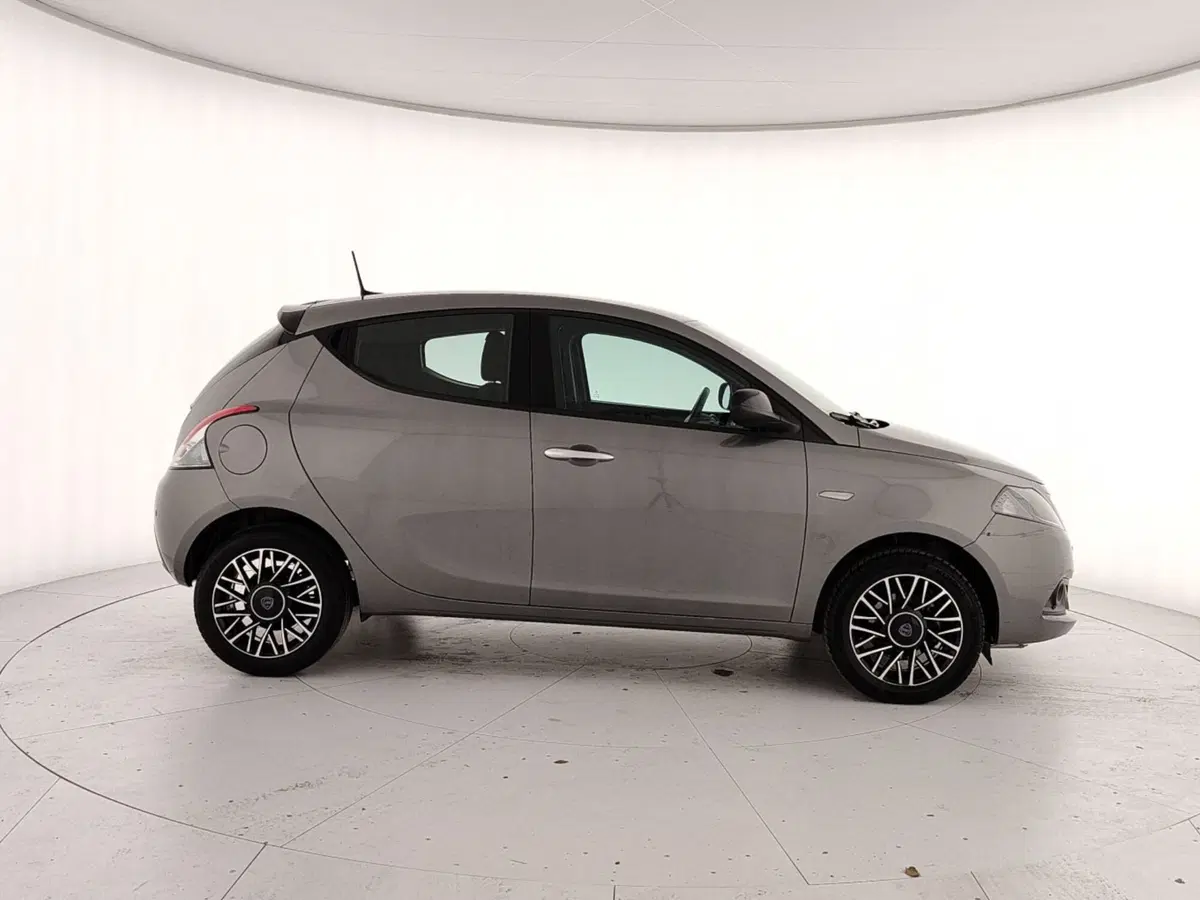 Lancia Ypsilon usata a Caserta (7)