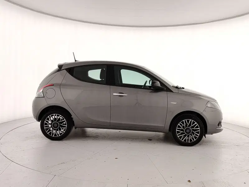 Lancia Ypsilon usata a Caserta (7)