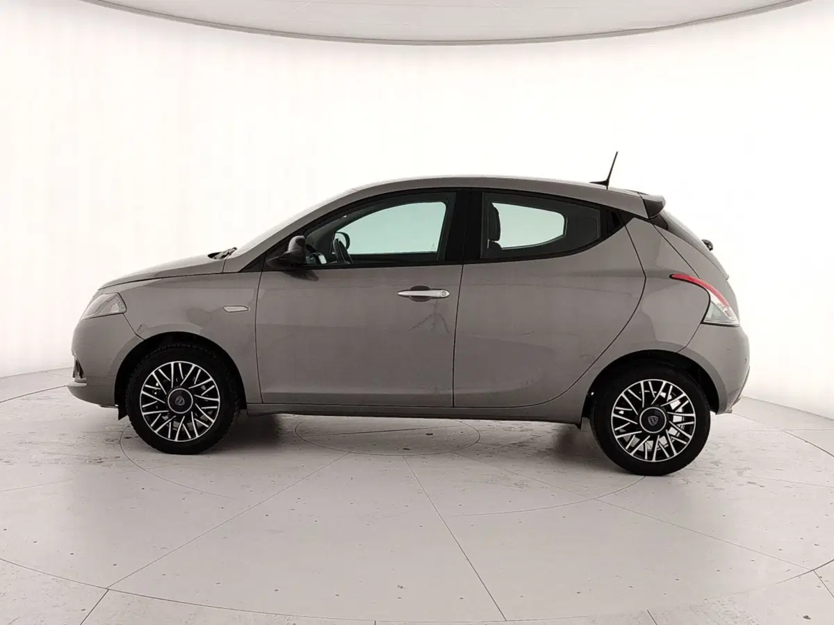 Lancia Ypsilon usata a Caserta (8)