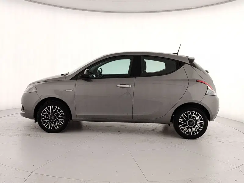 Lancia Ypsilon usata a Caserta (8)