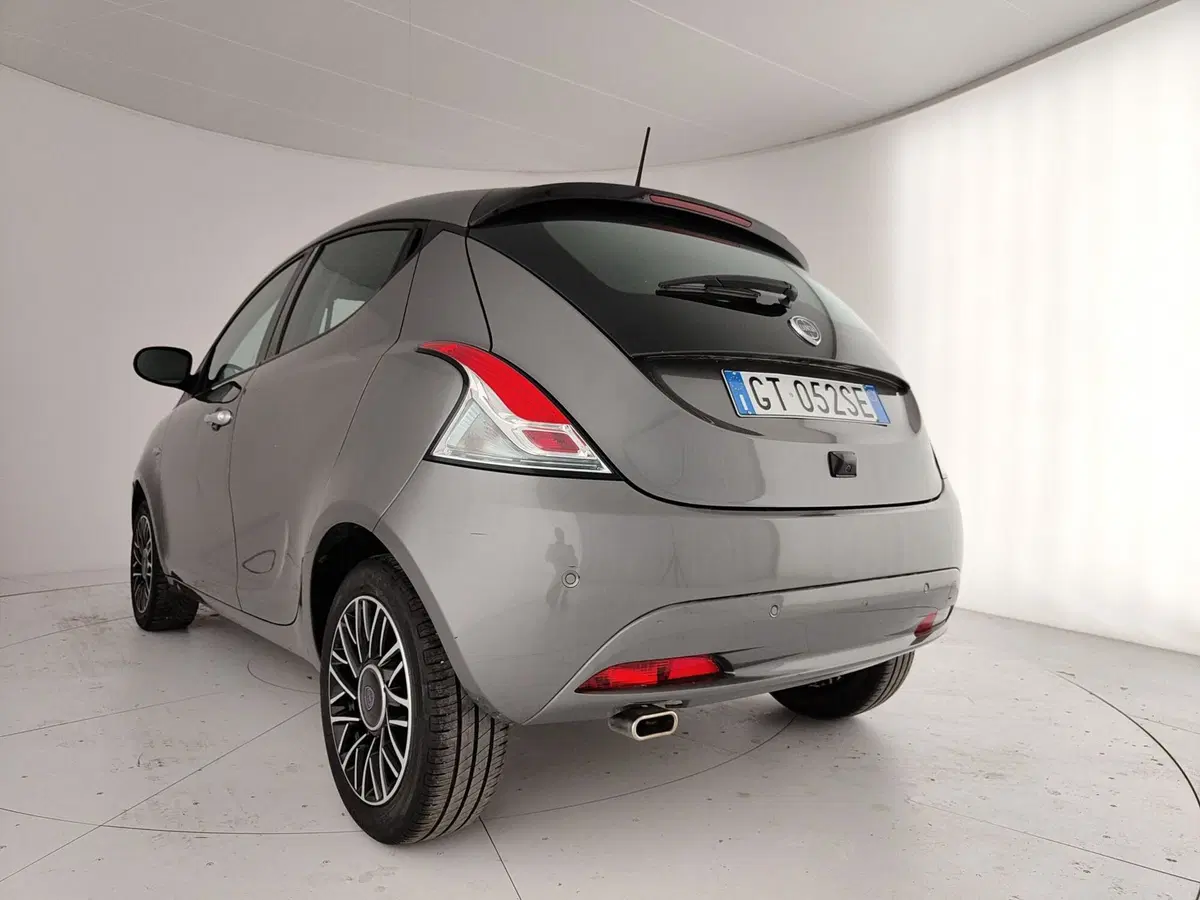 Lancia Ypsilon usata a Caserta (9)
