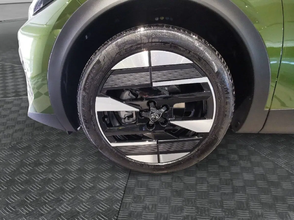 Peugeot 408 nuova a Taranto (9)