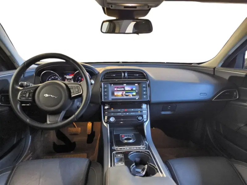 Jaguar XE usata a Udine (11)