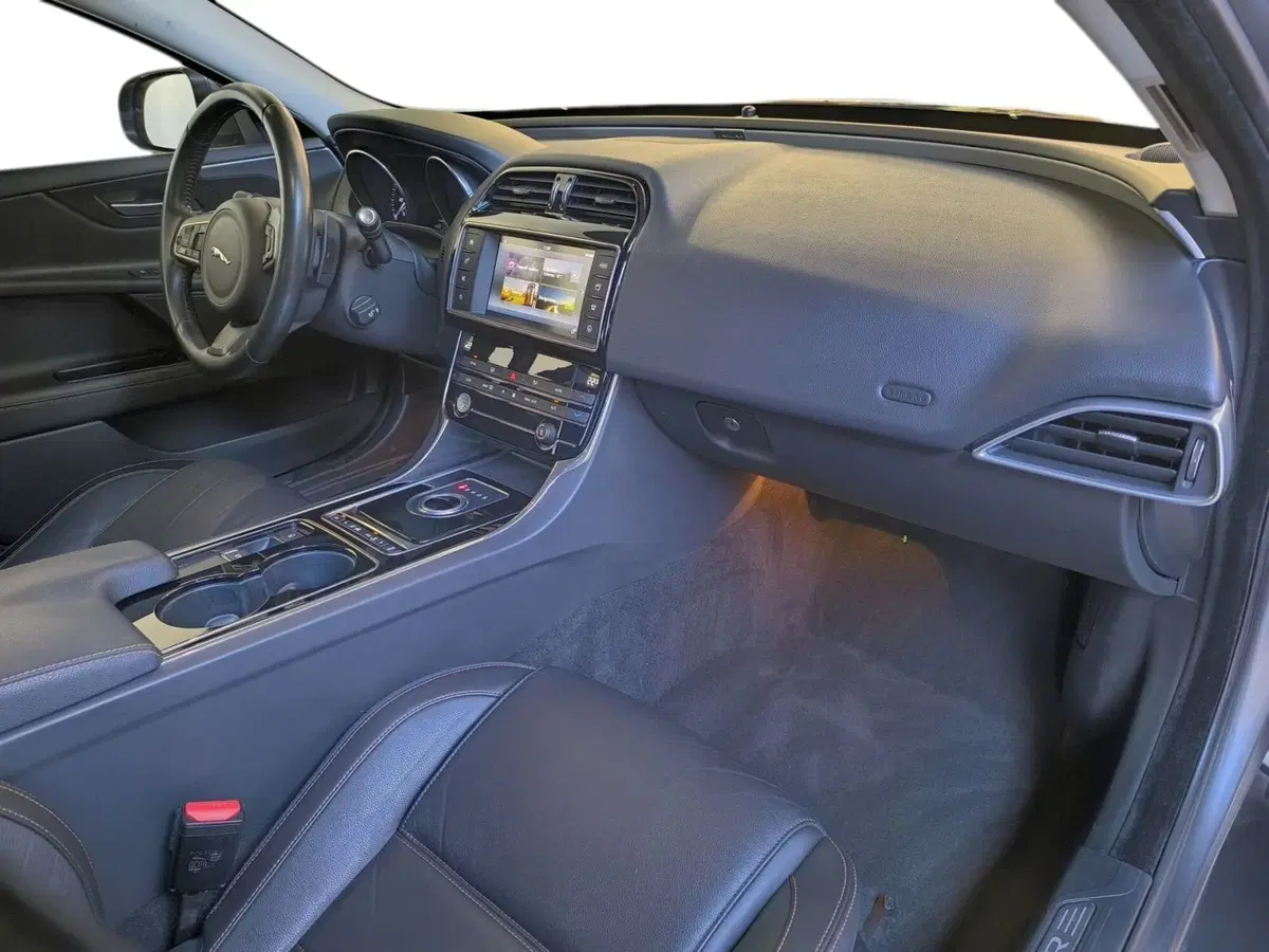 Jaguar XE usata a Udine (13)