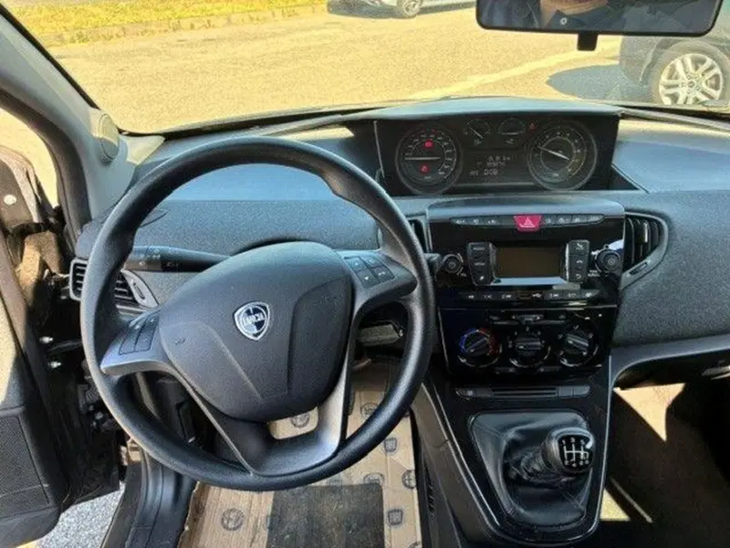 Lancia Ypsilon usata a Milano (14)