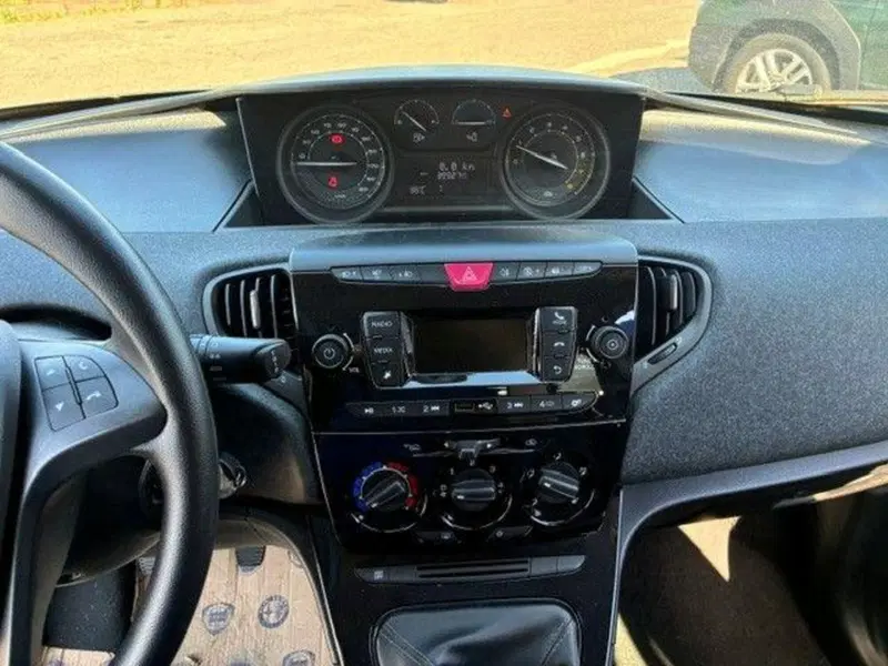 Lancia Ypsilon usata a Milano (7)