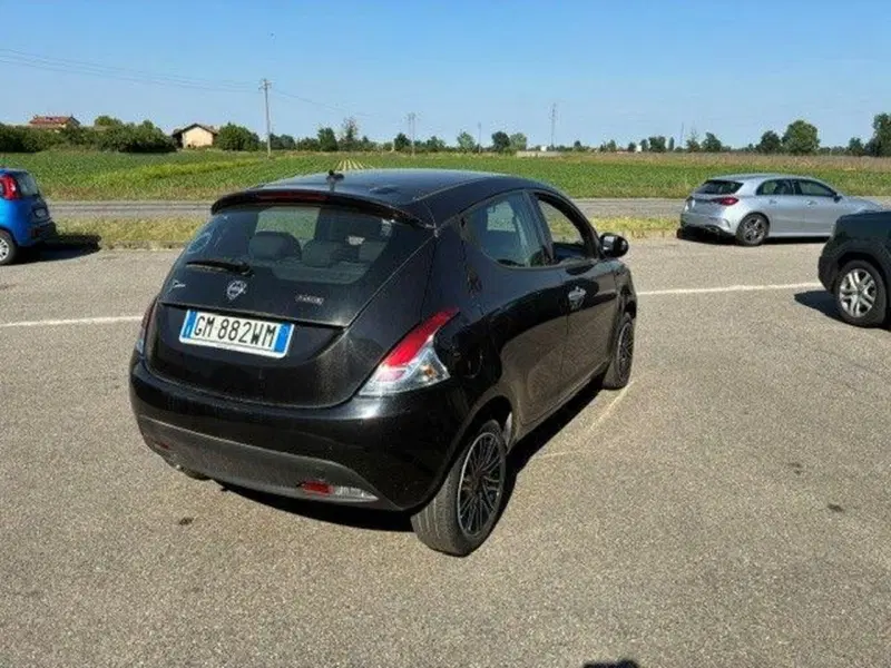 Lancia Ypsilon usata a Milano (8)