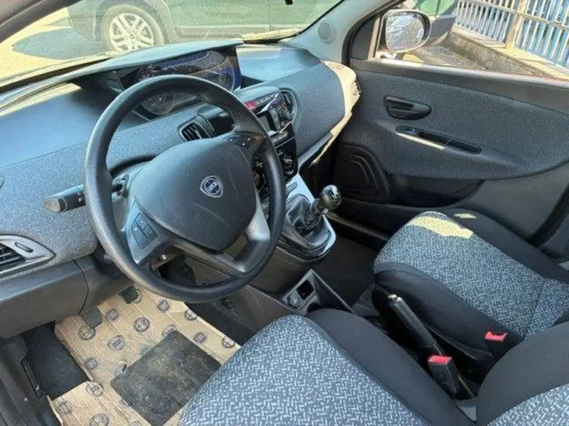 Lancia Ypsilon usata a Milano (9)