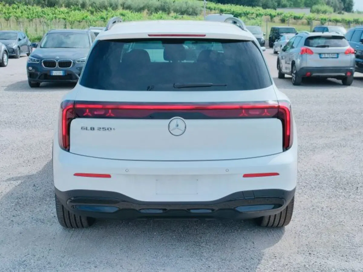 Mercedes-Benz GLB EQ nuova a Teramo (4)