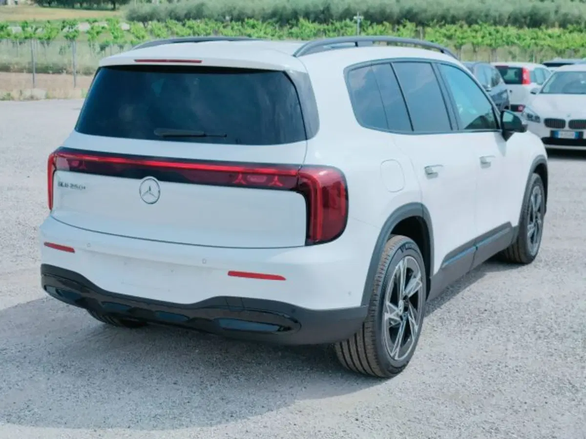 Mercedes-Benz GLB EQ nuova a Teramo (6)