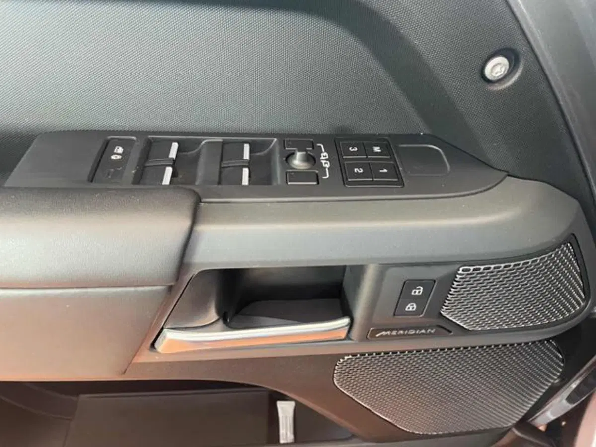 Land Rover Defender usata a Lucca (7)