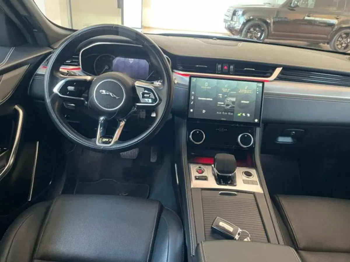 Jaguar F-Pace usata a Lucca (12)