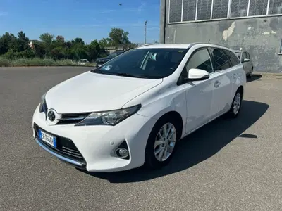 Toyota Auris Station Wagon 1.D-4D Lounge del 2014 usata a Piacenza