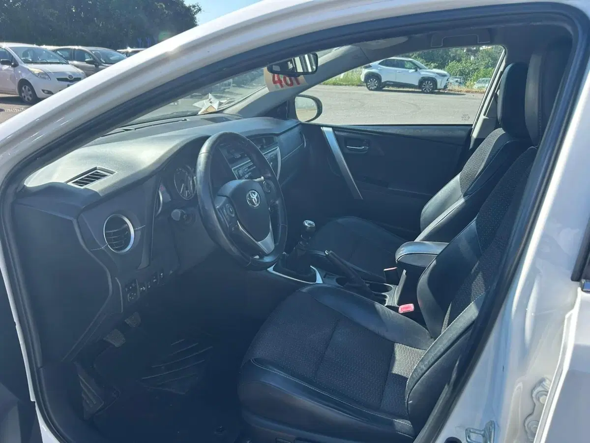 Toyota Auris Station Wagon usata a Piacenza (13)