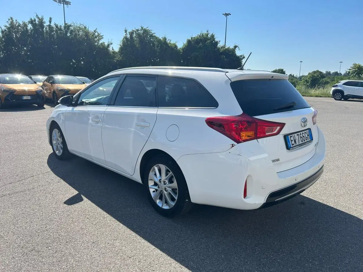 Toyota Auris Station Wagon usata a Piacenza (3)
